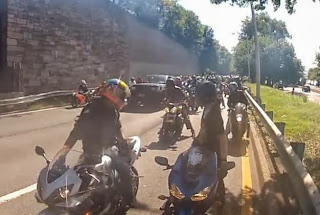 Οδηγός τζιπ, έβαλε μπροστά και πάτησε έναν μοτοσικλετιστή (VIDEO) - Φωτογραφία 1