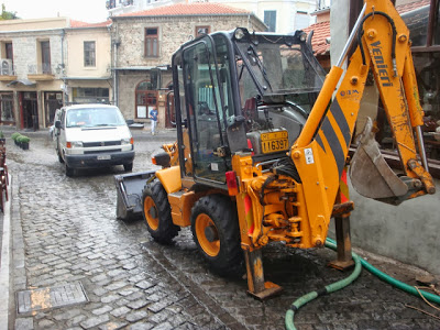 Ξάνθη: Βλάβη σε κεντρικό αγωγό ύδρευσης στην Παλιά Πόλη [video] - Φωτογραφία 4