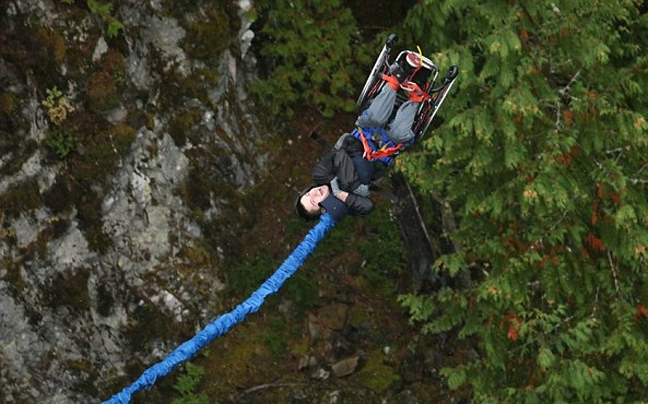 Bungee jumping με αναπηρικό αμαξίδιο - Φωτογραφία 4