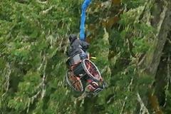 Bungee jumping με αναπηρικό αμαξίδιο