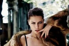 Adriana Lima: Σέξι πόζες με ζαρτιέρες