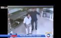 Αστυνομικός αναγκάζει καταστηματάρχη να φιλήσει τα πόδια των υπαλλήλων [video]