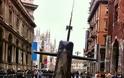 Απίστευτο βιντεο : Υποβρύχιο αναδύθηκε σε κεντρική πλατεία στο Μιλάνο