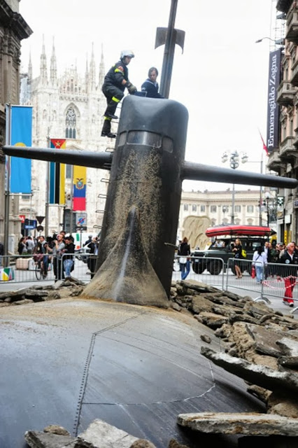 Απίστευτο: Υποβρύχιο αναδύθηκε στην κεντρική πλατεία του Μιλάνου! - Δείτε φωτο-βίντεο - Φωτογραφία 6