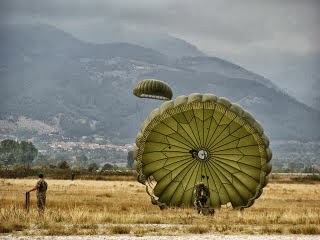 (VIDEOS-PHOTOS) 132 αλεξιπτωτιστές πέταξαν στον ουρανό της Κομοτηνής - Φωτογραφία 1