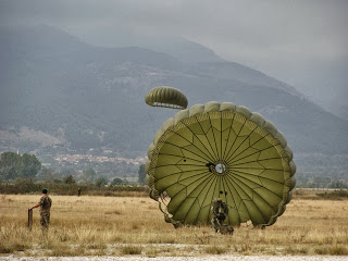 (VIDEOS-PHOTOS) 132 αλεξιπτωτιστές πέταξαν στον ουρανό της Κομοτηνής - Φωτογραφία 14