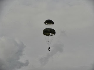 (VIDEOS-PHOTOS) 132 αλεξιπτωτιστές πέταξαν στον ουρανό της Κομοτηνής - Φωτογραφία 2