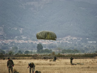 (VIDEOS-PHOTOS) 132 αλεξιπτωτιστές πέταξαν στον ουρανό της Κομοτηνής - Φωτογραφία 22