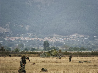 (VIDEOS-PHOTOS) 132 αλεξιπτωτιστές πέταξαν στον ουρανό της Κομοτηνής - Φωτογραφία 23