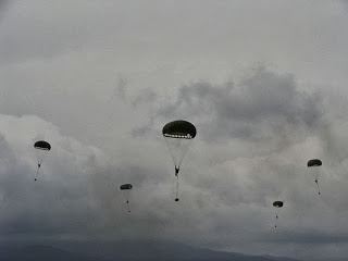 (VIDEOS-PHOTOS) 132 αλεξιπτωτιστές πέταξαν στον ουρανό της Κομοτηνής - Φωτογραφία 27