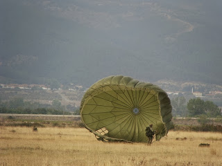 (VIDEOS-PHOTOS) 132 αλεξιπτωτιστές πέταξαν στον ουρανό της Κομοτηνής - Φωτογραφία 6