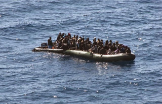 Ναυάγιο με τουλάχιστον 50 νεκρούς λαθρομετανάστες στη νότια Ιταλία - Φωτογραφία 1
