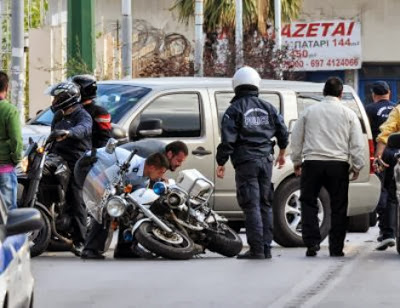 «Ζητάς» σωριάστηκε μπροστά από το τζιπ που μετέφερε τον Μιχαλολιάκο στον Κορυδαλλό - Δείτε βίντεο - Φωτογραφία 3