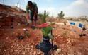 Δείτε τι κάνουν οι Παλαιστίνιοι με τις άδειες χειροβομβίδες αερίου - Φωτογραφία 2