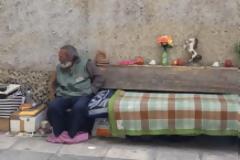 Ο άστεγος στο Κολωνάκι που στολίζει το παγκάκι του με μπιμπελό και λουλούδια