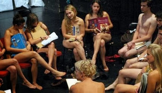 Το πανεπιστήμιο απαγόρευσε τις μίνι φούστες κι εκείνοι διαμαρτυρήθηκαν γυμνοί - Φωτογραφία 1
