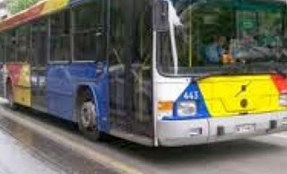 ΠΡΙΝ ΛΙΓΟ: Παρασύρθηκε από αστικό λεωφορείο στο κέντρο της Θεσσαλονίκης την ώρα που πήγε να το γράψει με σπρέι - Φωτογραφία 1