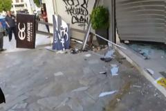 Πάτρα: Τροχαίο στην Ακρωτηρίου - ΙΧ εξετράπη της πορείας του και κατέληξε στις βιτρίνες δύο καταστημάτων - Δείτε φωτο
