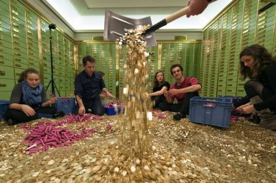 Ελβετια: Πέταξαν 8 εκατομμύρια κέρματα έξω από τη Βουλή - Φωτογραφία 2