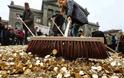 Ελβετια: Πέταξαν 8 εκατομμύρια κέρματα έξω από τη Βουλή - Φωτογραφία 1