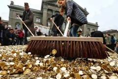 Ελβετια: Πέταξαν 8 εκατομμύρια κέρματα έξω από τη Βουλή