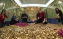 Ελβετια: Πέταξαν 8 εκατομμύρια κέρματα έξω από τη Βουλή - Φωτογραφία 3