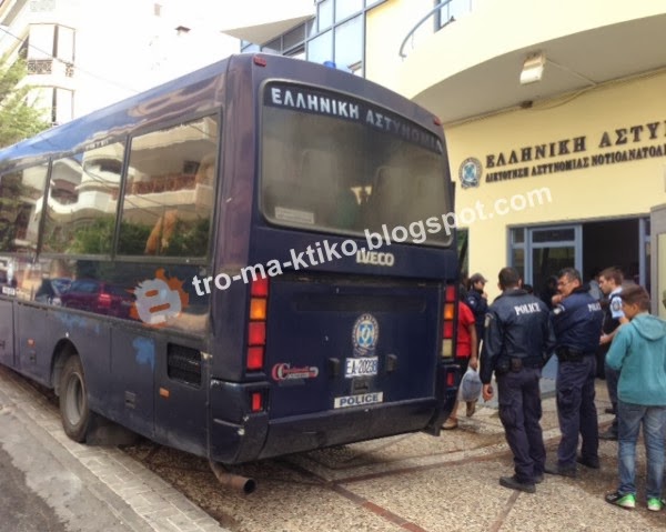 ΣΥΜΒΑΙΝΕΙ ΤΩΡΑ: Ολοκληρώνεται η μεταφορά των κρατουμένων του ΑΤ Γλυφάδας σε αλλά αστυνομικά τμήματα - Φωτογραφία 2