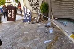Πάτρα: ΙΧ εξετράπη της πορείας του και κατέληξε στις βιτρίνες δύο καταστημάτων - Δείτε φωτο