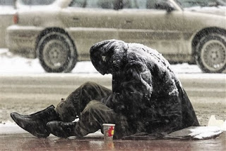 Πρέβεζα: Ποιος είναι ο άστεγος που εδώ και μήνες βρίσκεται στην Αμμουδιά; - Αρνείται τροφή και ρουχισμό - Φωτογραφία 1