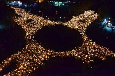 Δείτε πως 5000 άνθρωποι δημιούργησαν έναν «φλεγόμενο» Σταυρό - Φωτογραφία 2