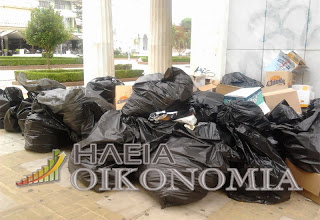 Πήγαν τα σκουπίδια στην είσοδο του Δημαρχείου Πύργου - Φωτογραφία 1