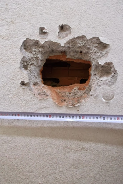 Αιτωλοακαρνανία: Γκρέμισαν με... σφυρί τον τοίχο για να μπούν στη Διεύθυνση Μετανάστευσης - Φωτογραφία 3