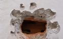 Αιτωλοακαρνανία: Γκρέμισαν με... σφυρί τον τοίχο για να μπούν στη Διεύθυνση Μετανάστευσης - Φωτογραφία 1
