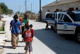 Πάτρα: Έξι συλλήψεις μετά την έφοδο της ΕΛΑΣ σε καταυλισμούς Ρομά - Φωτογραφία 1