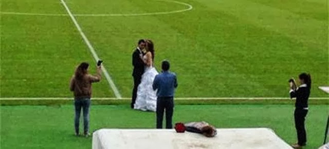 Ο γάμος ήρθε... Τούμπα-Ζευγάρι από τη Θεσσαλονίκη έβγαλε γαμήλιες φωτογραφίες στο γήπεδο του ΠΑΟΚ - Φωτογραφία 1