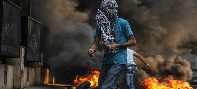 Η εντυπωσιακή στάση Αιγύπτιου διαδηλωτή που κάνει το γύρο των social media - Φωτογραφία 1