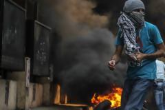 Η εντυπωσιακή στάση Αιγύπτιου διαδηλωτή που κάνει το γύρο των social media