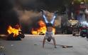 Η εντυπωσιακή στάση Αιγύπτιου διαδηλωτή που κάνει το γύρο των social media - Φωτογραφία 2