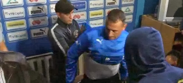 Οπαδοί της Λέφσκι Σόφιας ξεπέρασαν τα όρια – Εγδυσαν τον προπονητή γιατί δεν τον θέλουν στην ομάδα [βίντεο] - Φωτογραφία 1