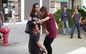Απατημένη γυναίκα τιμωρεί με χαστούκια τον σύντροφό της στη μέση του δρόμου! [Video]