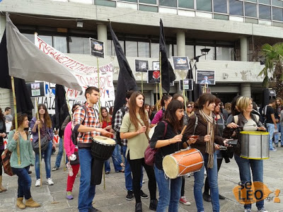 ΤΩΡΑ: Διαμαρτυρία μετά... μουσικής στο ΑΠΘ - Ξεκίνησε η πορεία των διοικητικών - Φωτογραφία 2