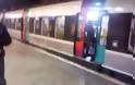 Κοπέλα ρίχνει έξω επιβάτισσα που καθυστερούσε τρένο [video]