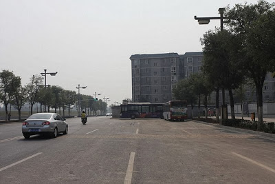 Κίνα: Έκτισαν κατά λάθος πολυκατοικία στη μέση ενός αυτοκινητόδρομου! (φωτό) - Φωτογραφία 3