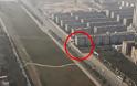Κίνα: Έκτισαν κατά λάθος πολυκατοικία στη μέση ενός αυτοκινητόδρομου! (φωτό)