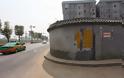 Κίνα: Έκτισαν κατά λάθος πολυκατοικία στη μέση ενός αυτοκινητόδρομου! (φωτό) - Φωτογραφία 2