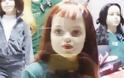 Στοιχειωμένη κούκλα σε βιτρίνα καταστήματος στην Πάτρα! - Δείτε το video