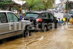 Φιλιατρά: Ποτάμι το νερό από την έντονη βροχόπτωση με ζημιές και προβλήματα! [video]
