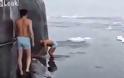 Απίστευτο βίντεο! Ναύτες υποβρυχίου κάνουν μπάνιο στην Αρκτική Θάλασσα!