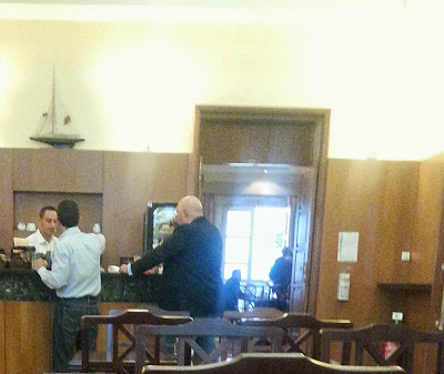 Ο Παναγιώταρος, ολομόναχος, παραγγέλνει τυρόπιτα στο κυλικείο της Βουλής - Φωτογραφία 2