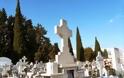 Kαι νεκρούς ανασταίνουν οι ελληνικές δημόσιες υπηρεσίες - Χιλιάδες... ραβασάκια για φόρο επιτηδεύματος σε μακαρίτες!